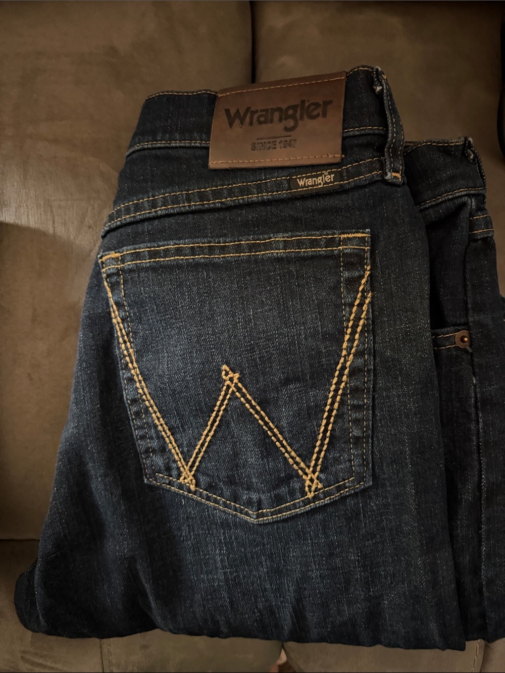 Wrangler Men’s Relaxed Dark Blue Jeans with Gold Stitching No holes, like new
